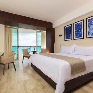Suite con letto king size con vista sull'oceano